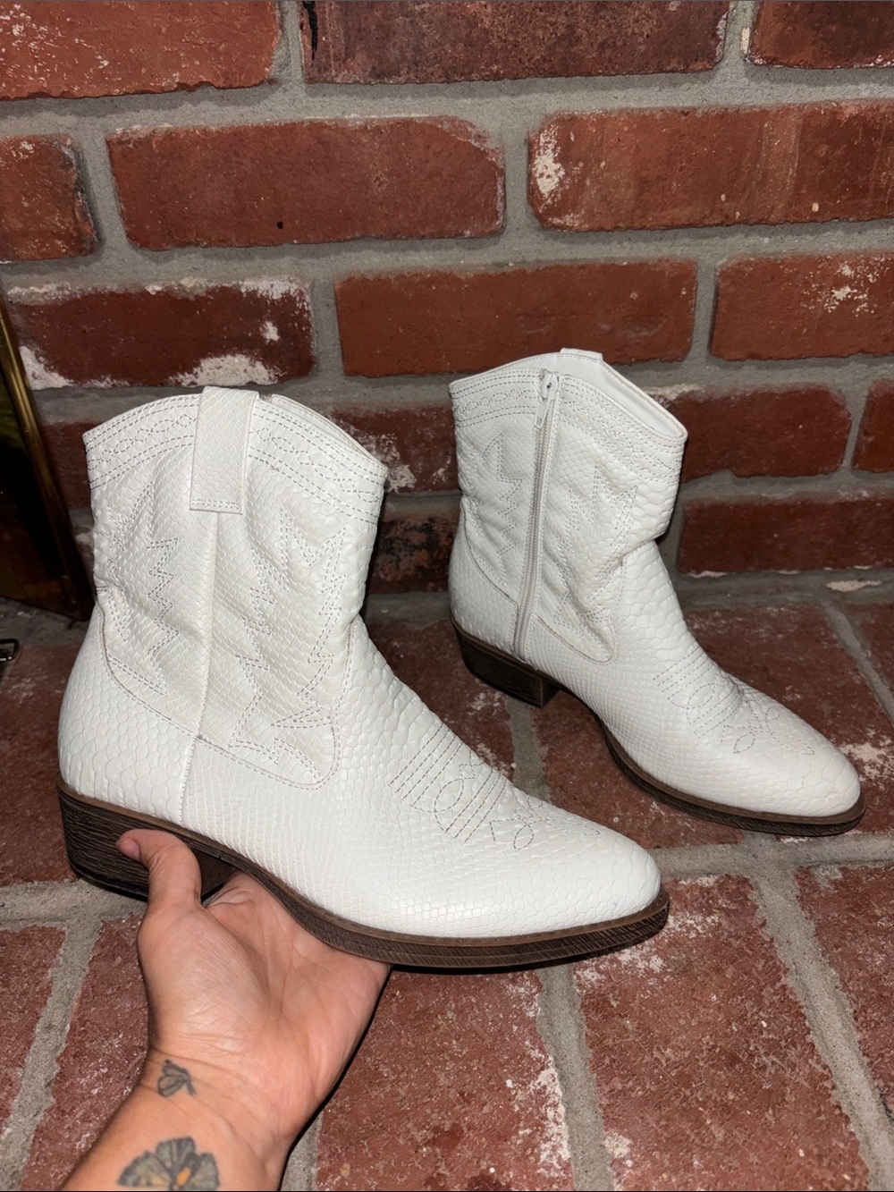 Coconuts by Matisse Pistol Derringer White Western Boho Ankle Boots Women’s 7.5